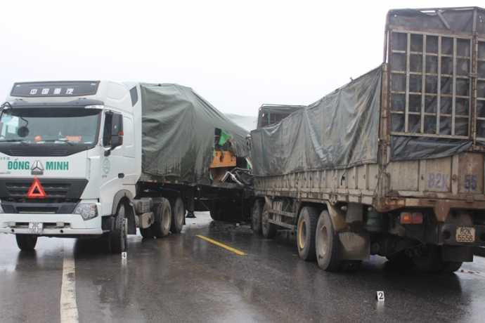 Hiện trường thảm khốc vụ xe tải đâm xe đầu kéo rơ-moóc ở Huế