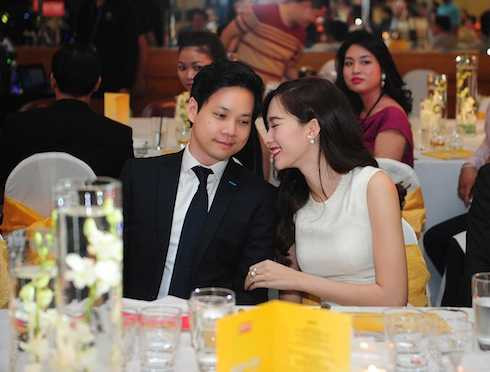 Hoa hậu Đặng Thu Thảo xuất hiện rạng rỡ tại sự kiện với phong cách nhẹ nhàng. Cặp đôi liên tục trao cho nhau những ánh nhìn tình cảm.