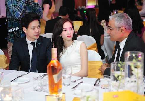 Cả hai không ngừng trò chuyện vui vẻ và chăm chú trao đổi với các khách mời tham dự chương trình.