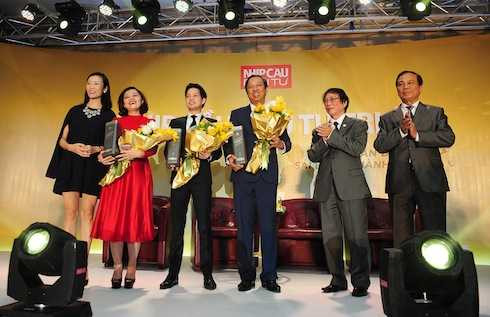 Bạn trai Đặng Thu Thảo cũng được vinh danh trong sự kiện 'Tri ân dẫn lối, sải bước thành công'.