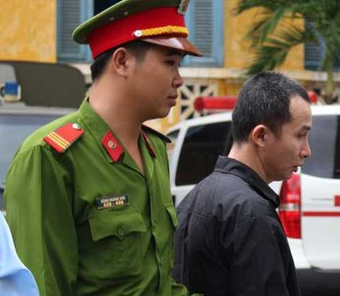 Công an dẫn giải bị cáo Trần Quốc Gia.