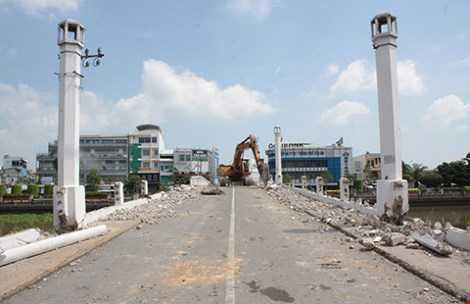 Cầu Đúc trăm tuổi đang được tháo dỡ (Ảnh: H.Nam)