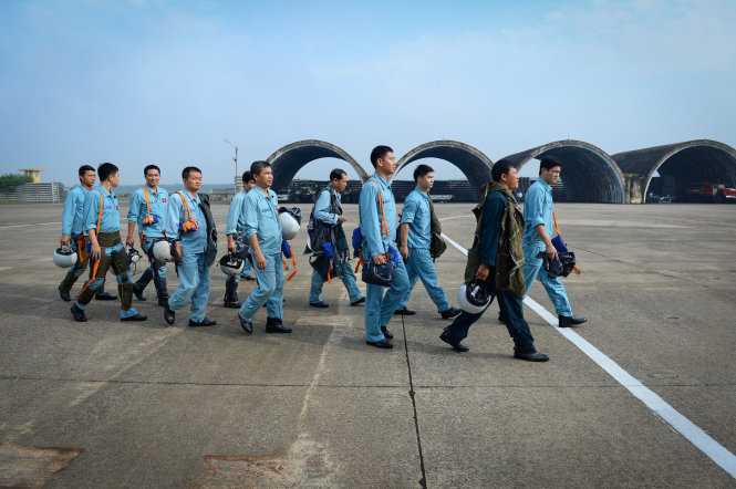 Phi công sau khi kiểm tra sức khỏe, tinh thần ổn định hành quân ra đường băng - Ảnh: Thuận Thắng