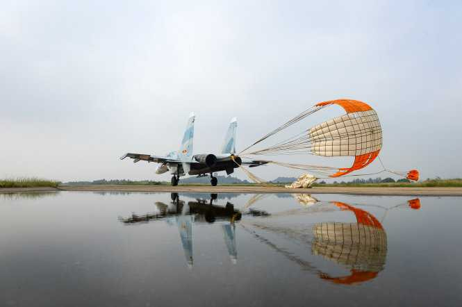 Su30Mk2 bung dù giảm tốc sau khi hạ cánh xuống đường băng - Ảnh: Thuận Thắng