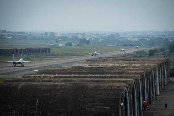 Hàng dài Su30Mk2 chờ xuất kích tại đường băng - Ảnh: Thuận Thắng