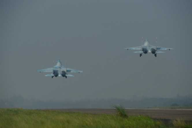 Bài tập bay đôi dành cho các phi công đã bay nhuần nhuyễn, đòi hỏi các phi công phải bản lĩnh và thao tác bay chính xác tuyệt đối - Ảnh: Thuận Thắng