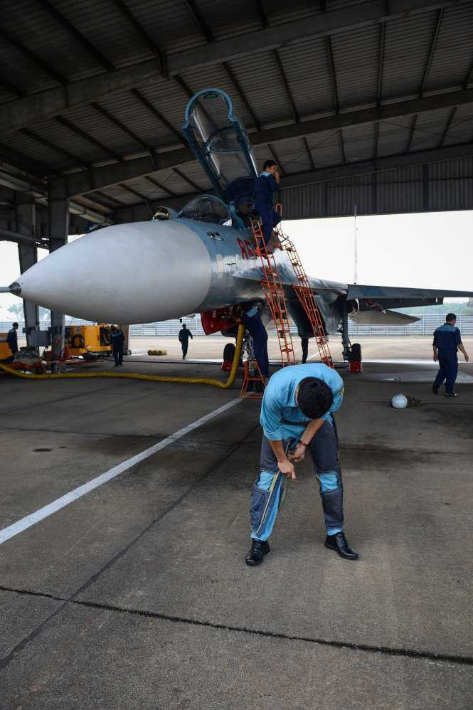 Phi công bắt buộc phải mặc quần kháng áp trước khi lên máy bay. Chiếc quần đặc biệt này có tác dụng khi phi công kéo quá tải, nó sẽ tự động thổi phồng, ép chặt vô mạch máu giúp phi công không bị thiếu máu não đột ngột, không bị choáng - Ảnh: Thuận Thắng