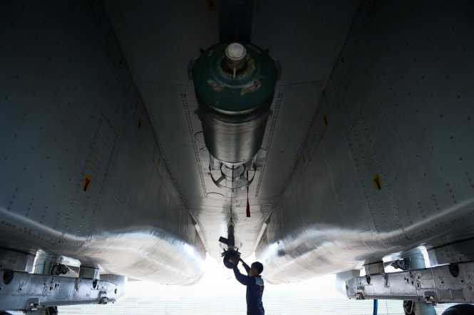 Kỹ sư gắn bom thật lên Su30Mk2 cho bài diễn tập với các lực lượng mặt đất. Máy bay Su30Mk2 mang được tối đa 8 tấn bom trên 12 giá treo - Ảnh: Thuận Thắng