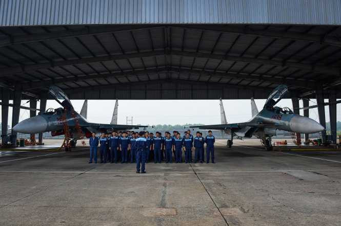 Các kỹ sư tham gia phục vụ kiểm tra, sửa chữa S30Mk2 là những người được tuyển chọn kỹ từ các học viện quân sự. Tiếng gầm rú đinh tai, nhói màng nhĩ của Su30Mk2 khiến bệnh lý về tai là bệnh thường gặp ở các kỹ sư này - Ảnh: Thuận Thắng