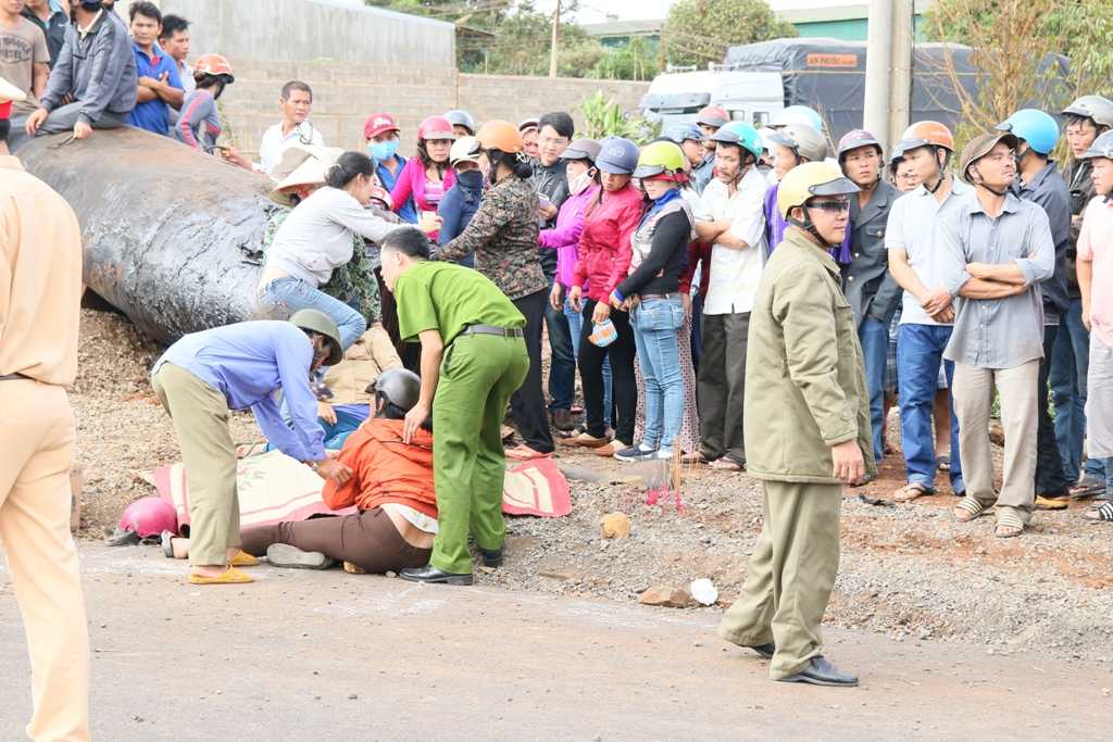 Người nhà khóc ngất bên thi thể nạn nhân