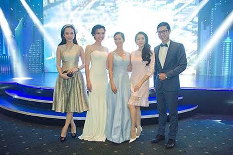 Nhiều nghệ sĩ tên tuổi của showbiz Việt cũng góp mặt trong sự kiện này.