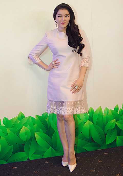 Trong bộ trang phục thanh nhã, sang trọng cùng với sự nổi tiếng của mình, Lý Nhã Kỳ trở thành một trong những vị khách mời được giới truyền thông săn đón nhất ngay khi vừa xuất hiện.