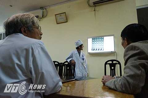 Các bác sĩ đang hội chẩn, đưa ra phương án điều trị cho từng bệnh nhân