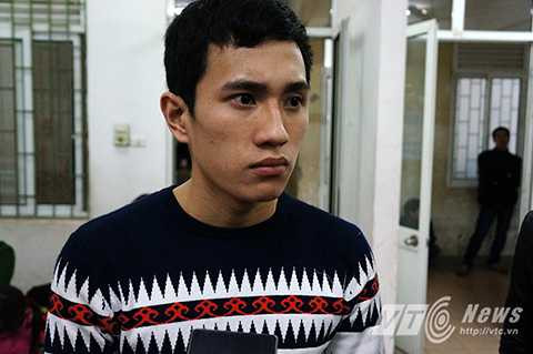 Em Trần Xuân Chính, một trong những người may mắn khi chỉ bị thương nhẹ kể lại thời khắc kinh hoàng khi chứng kiến hàng chục người bị thương nằm la liệt trên thảm cỏ Em Trần Xuân Chính, một trong những người may mắn khi chỉ bị thương nhẹ kể lại thời khắc kinh hoàng khi chứng kiến hàng chục người bị thương nằm la liệt trên thảm cỏ