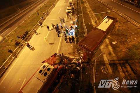 Hiện trường vụ tai nạn giao thông thảm khốc xảy ra trên tuyến đường cao tốc Nội Bài – Lào Cai Hiện trường vụ tai nạn giao thông thảm khốc xảy ra trên tuyến đường cao tốc Nội Bài – Lào Cai