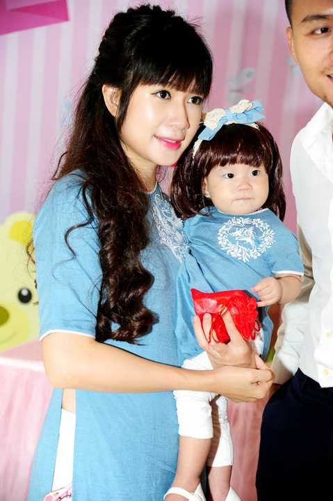 Vừa qua, vợ chồng Lý Hải đã tổ chức bữa tiệc mừng sinh nhật lần đầu tiên của cô công chúa Sunny (tên thật Tuệ Minh) . Gần 200 khách mời là bạn bè thân thiết của vợ chồng Lý Hải đã được mời đến dự buổi tiệc đặc biệt này.