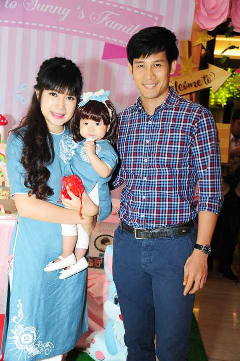 Để chuẩn bị cho bữa tiệc thôi nôi của Sunny, cựu hot girl Sài thành - Minh Hà - đã nhờ bạn bè chuẩn bị những bộ đồ ton-sur-ton cho cả gia đình. Đồng phục của cả nhà trong bữa tiệc tối qua là áo dài tông màu xanh trẻ trung.