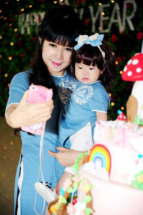 Trong thời gian này đoàn phim tạm nghỉ đợi đến khi giọng ca Liều thuốc cho trái tim khỏe hẳn sẽ tiếp tục những cảnh quay còn dang dở.