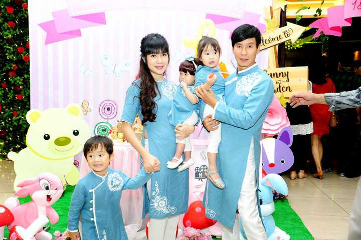 Vợ chồng Lý Hải - Minh Hà cho biết muốn sinh nhật đầu tiên của con gái thật đặc biệt và ấm cúng. Vì vậy, hai vợ chồng đã tốn nhiều thời gian để chuẩn bị những thứ cần thiết để trang trí toàn bộ không gian sảnh tiệc như bong bóng, hoa, đồ chơi, bánh, các trò chơi dành cho trẻ con để tạo không khí ấm cúng.