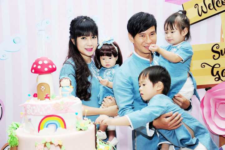 Đặc biệt, những hình ảnh ngộ nghĩnh của bé Sunny Nguyễn Tuệ Minh từ lúc lọt lòng đều được bố mẹ cho vào khung hình đặt ở những vị trí trang trọng cũng như từng bàn tiệc của khách mời.