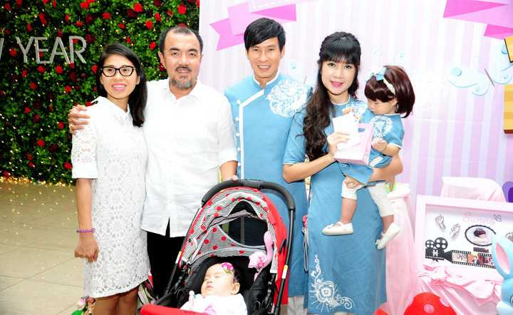 Ngay cả sân khấu cũng được thiết kế hoành tráng như... đám cưới. Trước đó, vợ chồng của Lý Hải chuẩn bị rất nhiều đồ ăn, thức uống theo đúng nghi thức truyền thống để cúng bà mụ, mong bé sunny hay ăn chóng lớn, ngoan ngoãn, khỏe mạnh.