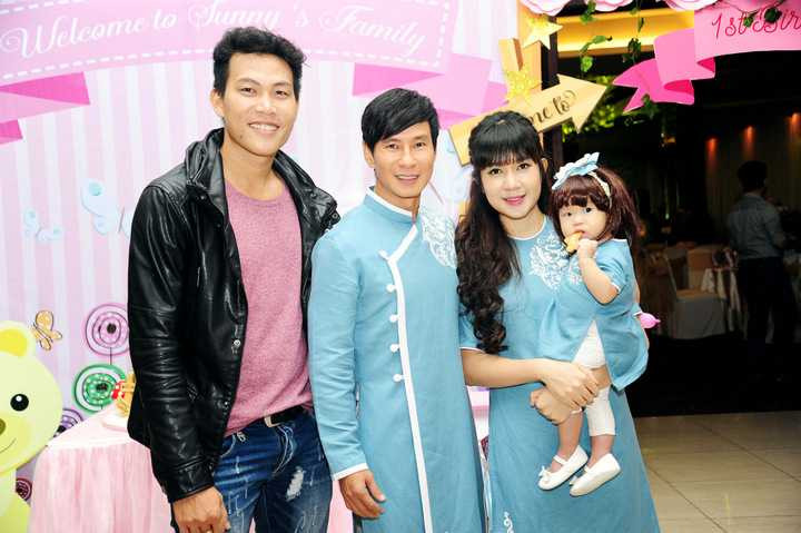 Minh Hà cầu kỳ thiết kế cả một khu vườn cổ tích nho nhỏ với những chiếc bánh cupcake ngộ nghĩnh và rất nhiều hình ảnh của Sunny. Bé Sunny, rất đáng yêu. Bé mạnh dạn, không tỏ ra sợ sệt trước người lạ.