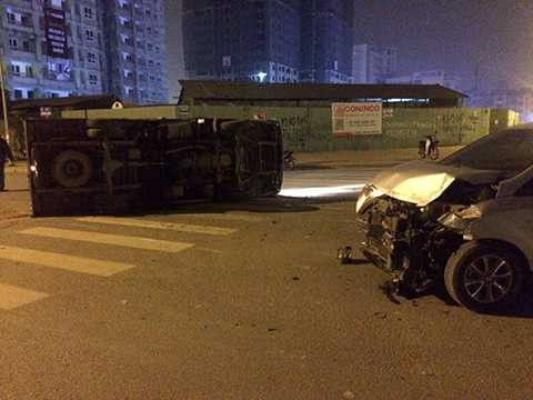 Chiếc xe 4 chỗ hư hỏng nặng phần đầu Chiếc xe 4 chỗ hư hỏng nặng phần đầu