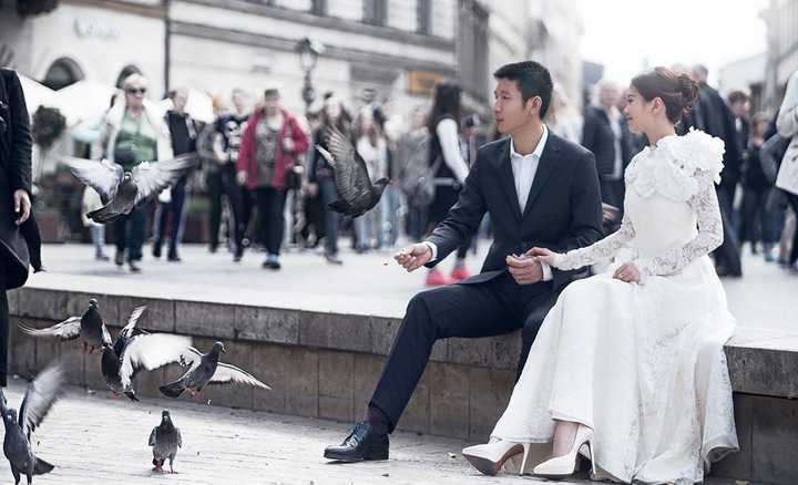 Sau khi hé lộ ông xã doanh nhân trong bộ ảnh trước đó được chụp tại Đà Nẵng – Hội An, mới đây Á hậu Diễm Trang đã chia sẻ bộ ảnh cưới chính thức của hai vợ chồng được chụp tại châu Âu vào những ngày mùa đông lạnh giá.