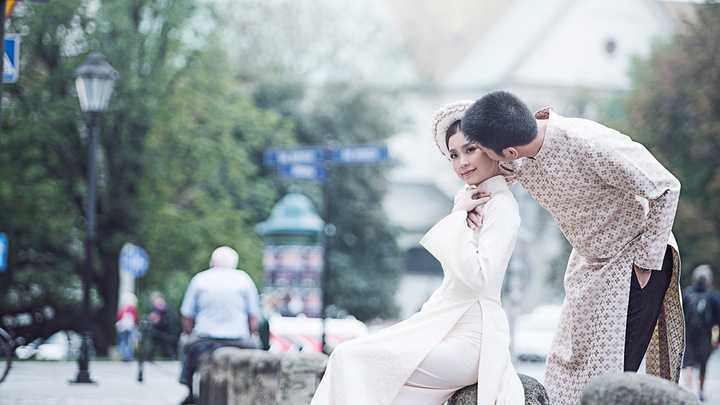 Vốn thuộc tuýp người truyền thống, Diễm Trang và chồng rất thích tà áo dài và quyết định đặt riêng áo dài để chụp hình cưới. 