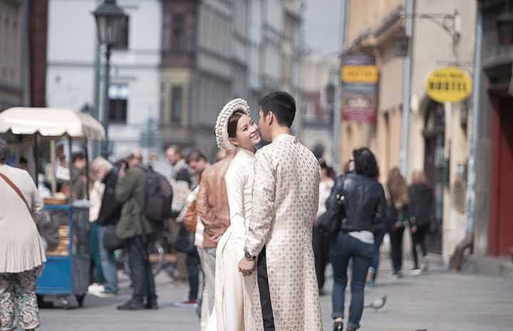 Cả hai vợ chồng đã cùng diện áo dài và chụp tại những con đường nổi tiếng của Ba Lan. Hình ảnh cặp đôi mặc trang phục truyền thống đã khiến không ít người dân Châu Âu phải ngoái nhìn và khen ngợi tà áo dài của Việt Nam. 