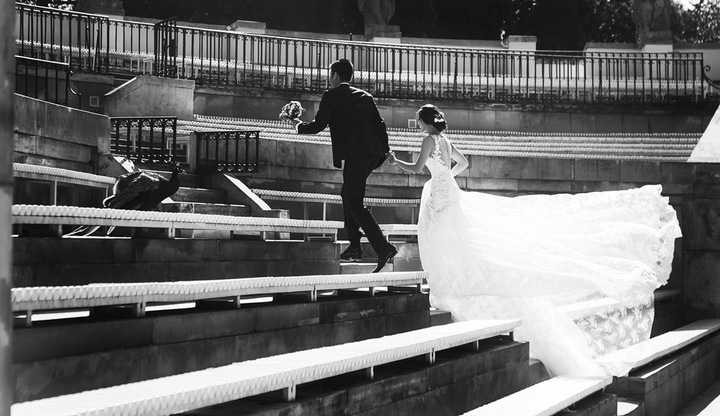 Lúc chụp ảnh đã có rất nhiều người dân tại thành phố Krakow xin chụp ảnh chung và khen vẻ đẹp sang trọng, yêu kiều của nàng Á hậu. 