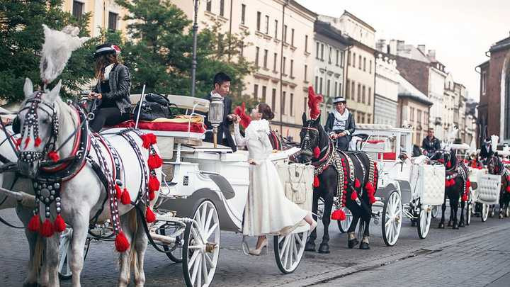 Trước khi có bộ ảnh, cô và ekip đã phải suy nghĩ rất nhiều về váy cưới lẫn các địa điểm cưới. 