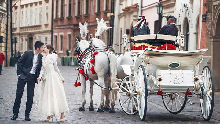 Trang phục cô quyết định đặt NTK Luciola Nguyễn thiết kế riêng váy cưới đuôi cá và phải làm bằng ren cao cấp, một bộ khác cô diện của NTK Đỗ Mạnh Cường. 