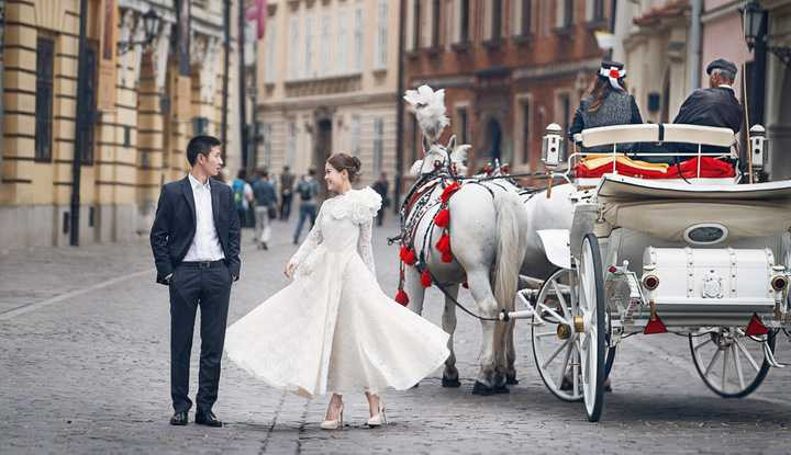 Bên cạnh đó cô và ông xã còn diện trang phục áo dài truyền thống của Việt Nam để thực hiện trên đường phố Châu Âu.