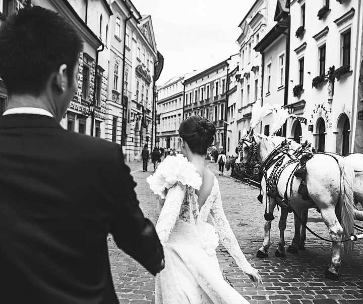 Để hoàn tất bộ ảnh, vợ chồng Diễm Trang đã cùng nhiếp ảnh gia Luciola Nguyễn, stylist Nguyễn Hồng Hạnh và chuyên gia trang điểm Phước Lợi đi cùng để hỗ trợ ghi lại những khoảnh khắc đẹp ở 2 thành phố lớn ở Ba Lan là Krakow và Warsaw.