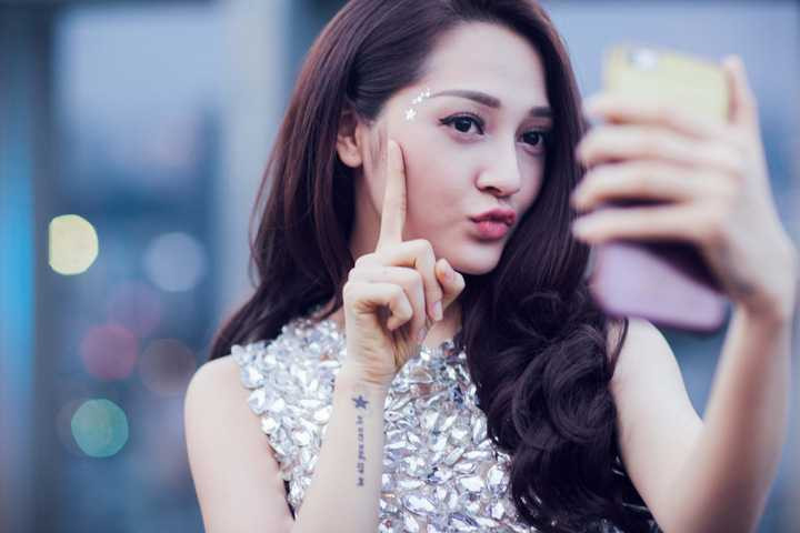 Vào dịp Tất Niên 31/12 sắp tới, hòa chung không khí tiễn năm cũ, đón năm mới trên khắp cả nước, nữ ca sĩ sinh năm 1992 sẽ xuất hiện trong một sự kiện độc đáo dành cho giới trẻ. 