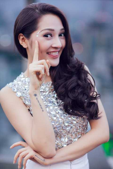 Với mong muốn luôn mang vẻ đẹp rạng ngời chào đón năm mới, Bảo Anh đã thực hiện một bộ ảnh cùng những ngôi sao dạ quang trên khóe mắt, nổi bật trên làn da trắng hồng khiến cô vô cùng xinh đẹp, thu hút mọi ánh nhìn trong mùa lễ hội.