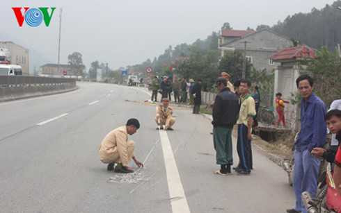 CSGT khám nghiệm hiện trường vụ tai nạn do tài xế xe tải gây ra