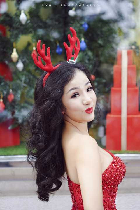 Thúy Nga vừa thể hiện được nét mặn mà, quyến rũ, đầy sắc sảo của bà mẹ một con vừa thể hiện được sự tinh nghịch, dễ thương đậm chất của một cây hài.