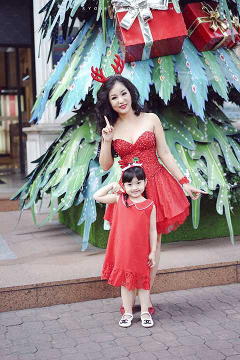 Chọn địa điểm chụp ảnh nằm ngay khu trung tâm sầm uất của TPHCM, diễn viên Thúy Nga nhanh chóng được nhiều khán giả nhận ra và xin chụp hình chung.