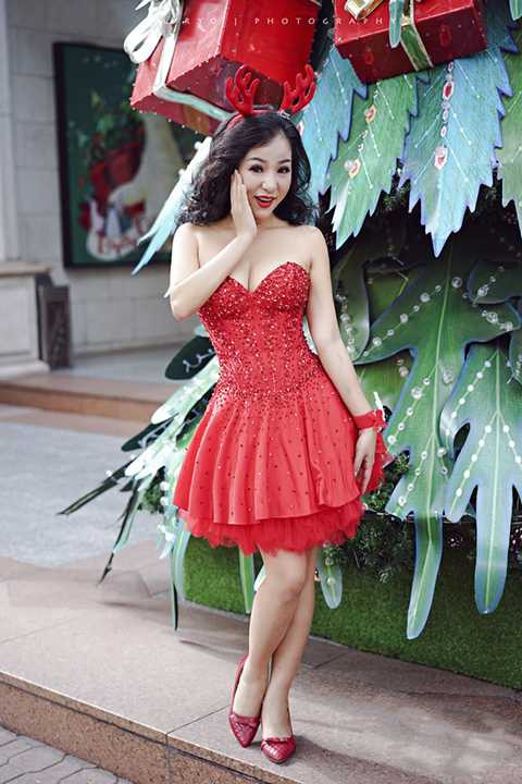 Trong đó, Thúy Nga sẽ hóa thân thành một cô dâu “bá đạo” cùng các tình tiết gây cười độc đáo như cô dâu lái môtô siêu “khủng” hay bị té xuồng khi một mình chèo ra giữa sông…