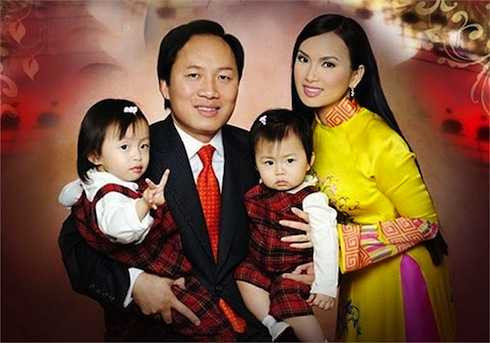 Vợ chồng Hà Phương - Chính Chu và hai con gái. 