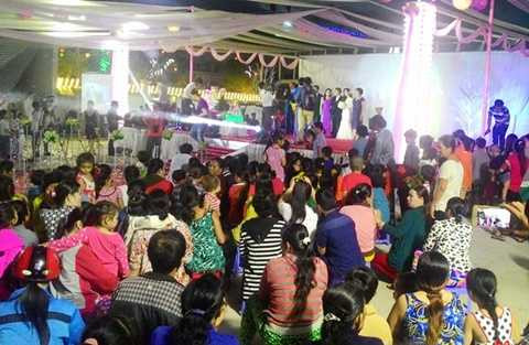 Người dân thị xã Giá Rai (Bạc Liêu) xem văn nghệ miễn phí tại đám cưới con trai đại gia thủy sản. Ảnh: Nhật Tân