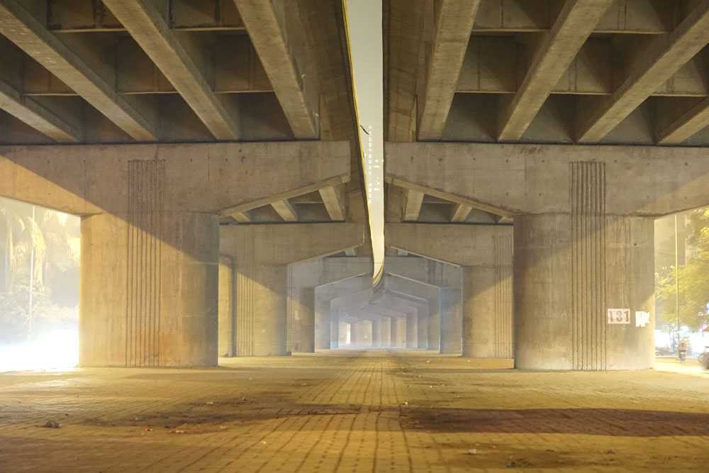 Sương mù la đà ở phía dưới mặt đất.