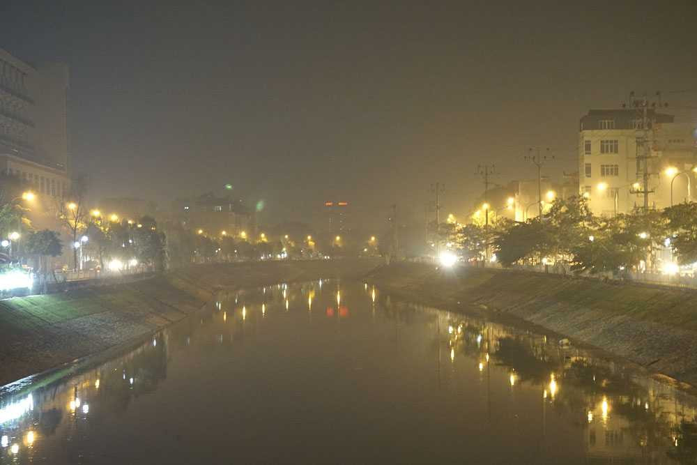 Hà Nội mờ ảo trong lớp sương mù 'lạ'