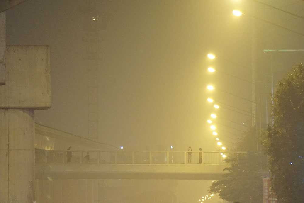 Càng hướng về phía Tây thành phố, trời càng mù mịt.