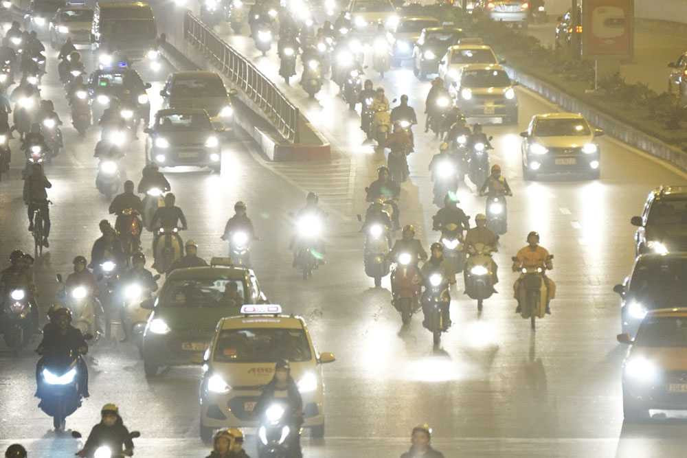 Ánh sáng đèn đường và các phương tiện giao thông nhòe nhoẹt, mù mịt.