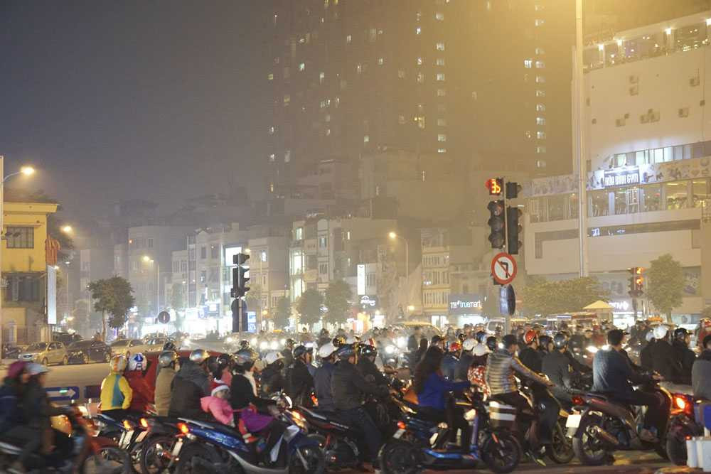 Trong khi đó hướng về trung tâm thành phố sương mù bớt dần.