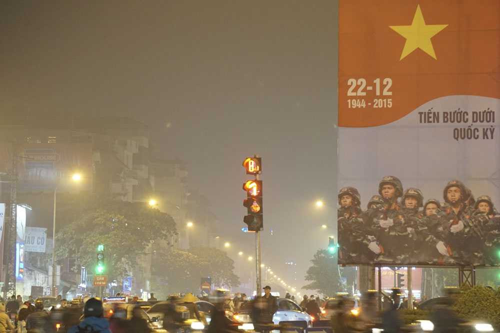 Bầu trời sáng đục, không tối đen như thông thường.