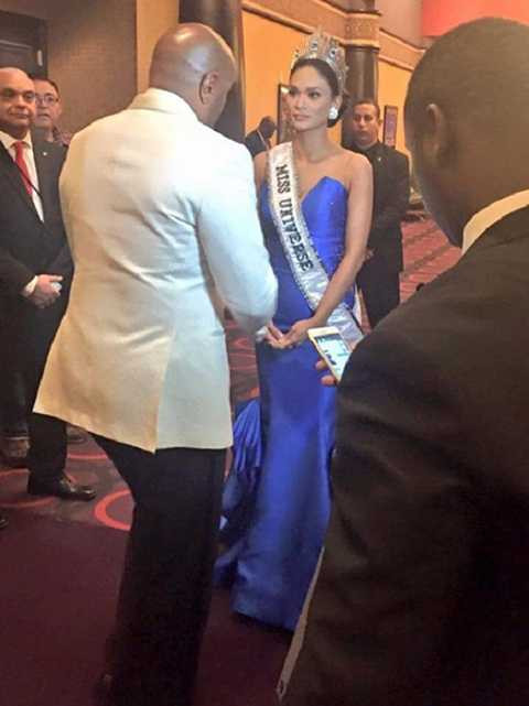 Ngay sau đó, vua hài nước Mỹ - Steve Harvey đã phải xin lỗi hoa hậu Philippines và hoa hậu Columbia trong hậu trường chương trình. 